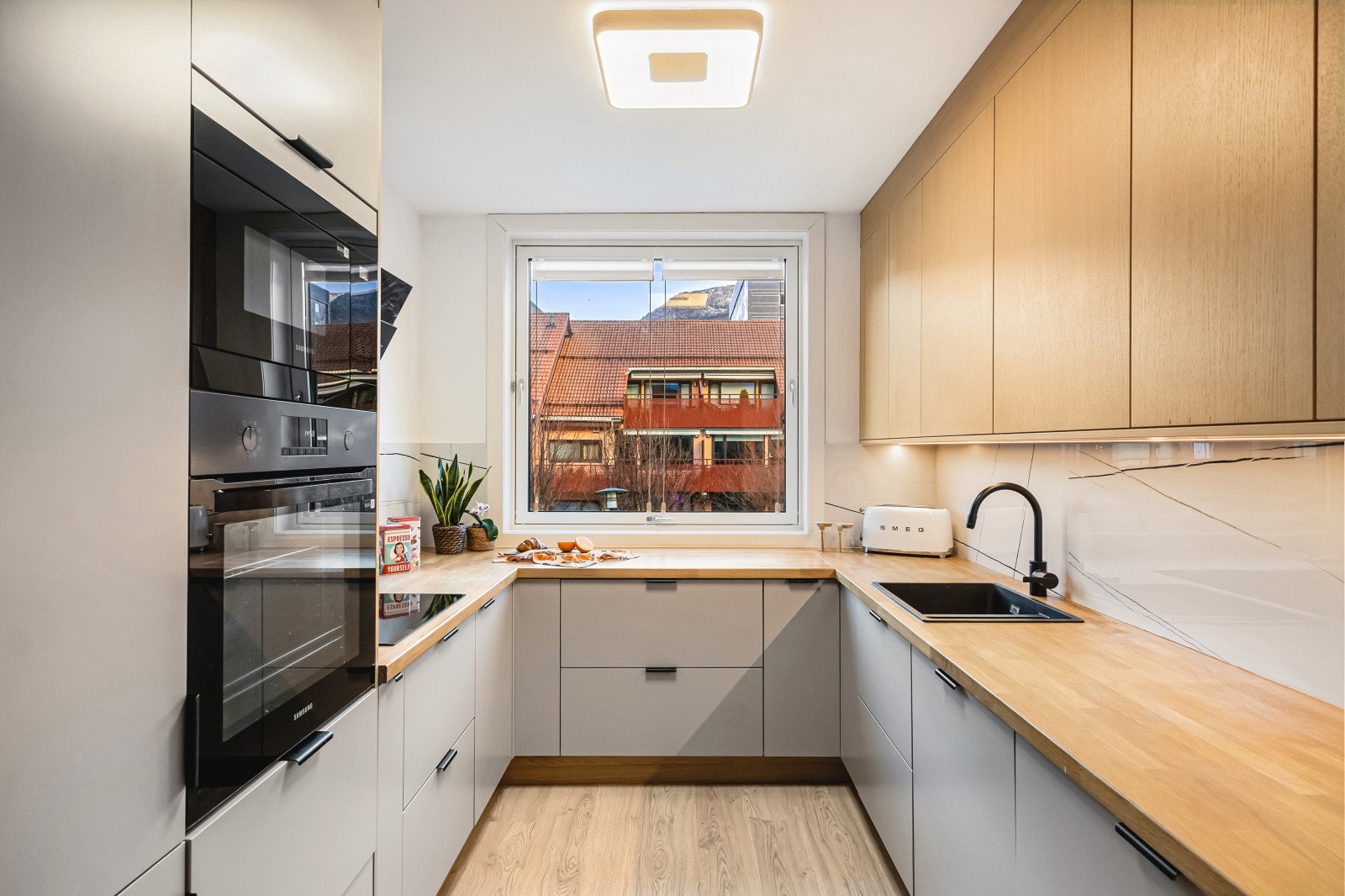 Kjøkkenet er innredet med moderne skapfronter med dempere og skrog av spon e.l. Benkeplater i tre med nedfelt komposittvask og platetopp. Galleribilde