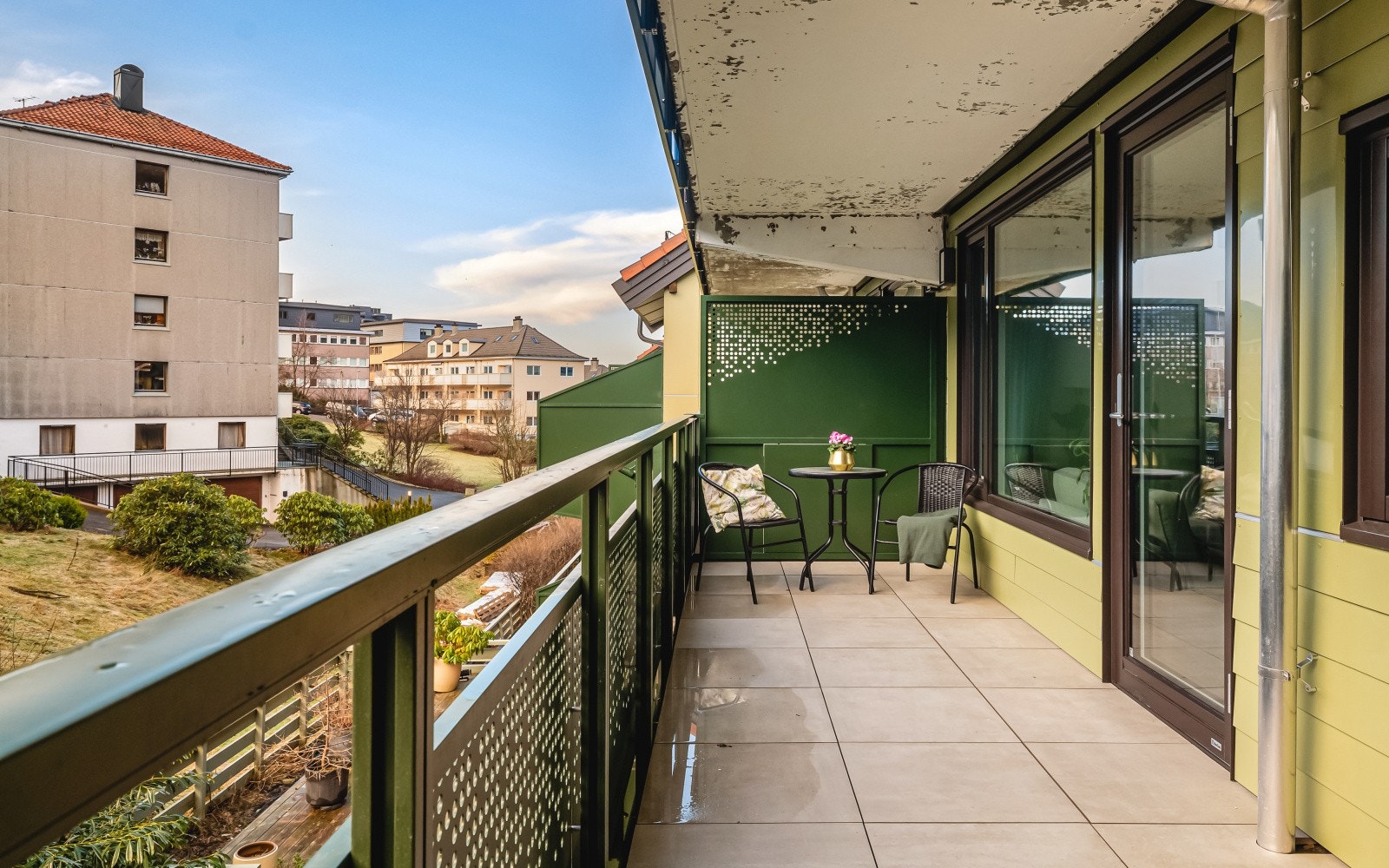 En nydelig 4-roms med gode oppgraderte kvaliteter. Fra stuen har du direkte utgang til en herlig balkong. Galleribilde