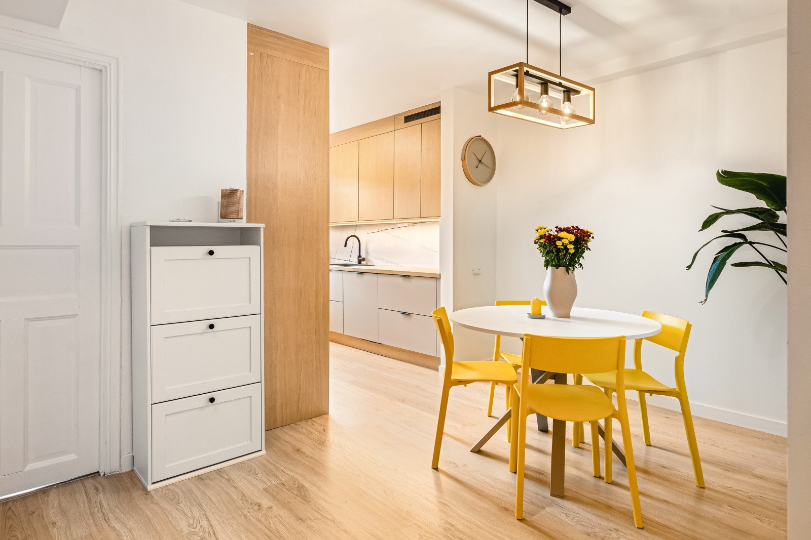 Praktisk sone ved kjøkkenet med plass til et mindre spisebord for hyggelige frokoster og enkle måltider. Galleribilde