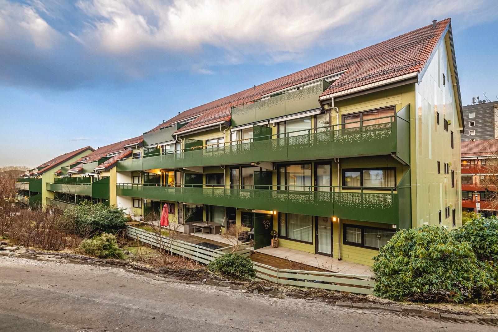 Leiligheten er beliggende i ett av borettslagets fineste bygg etter oppgraderingene ble gjennomført, med fin utsikt over borettslagets hageområde og mot Løvstakken. Galleribilde