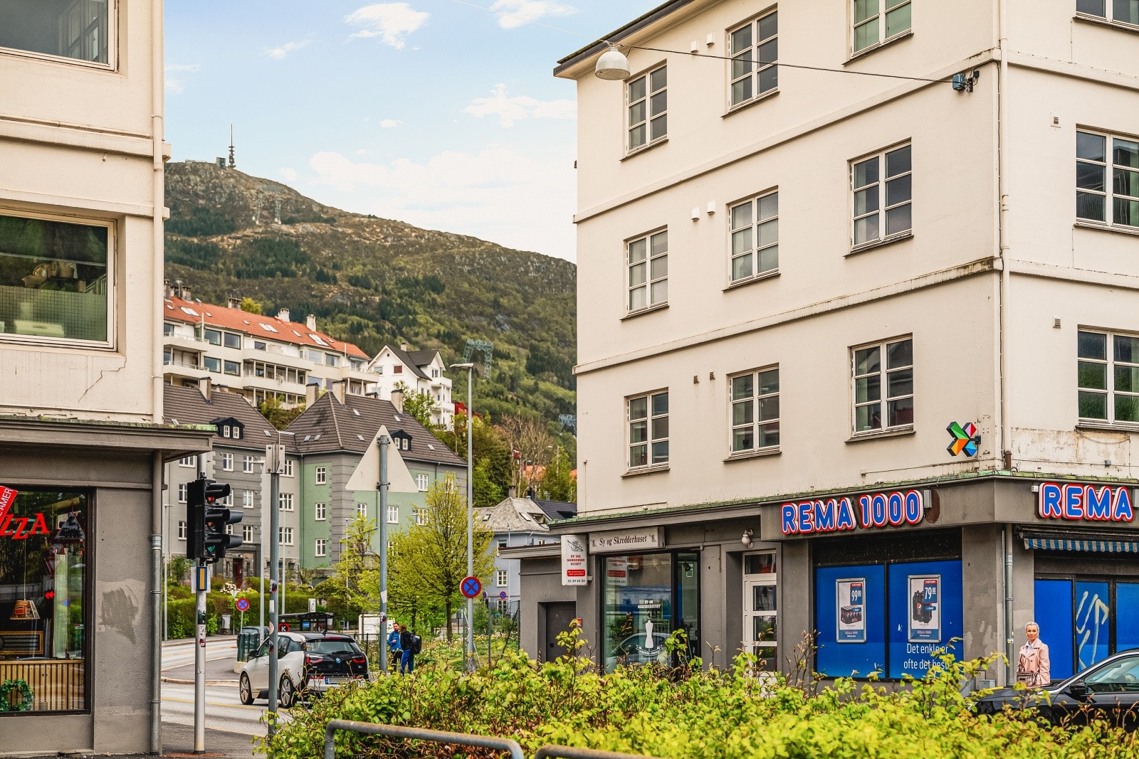 Området har et variert og praktisk butikktilbud med blant annet Coop Extra, Kiwi, Rema 1000, Spar og Solheim Kjøtt i nærheten. Galleribilde