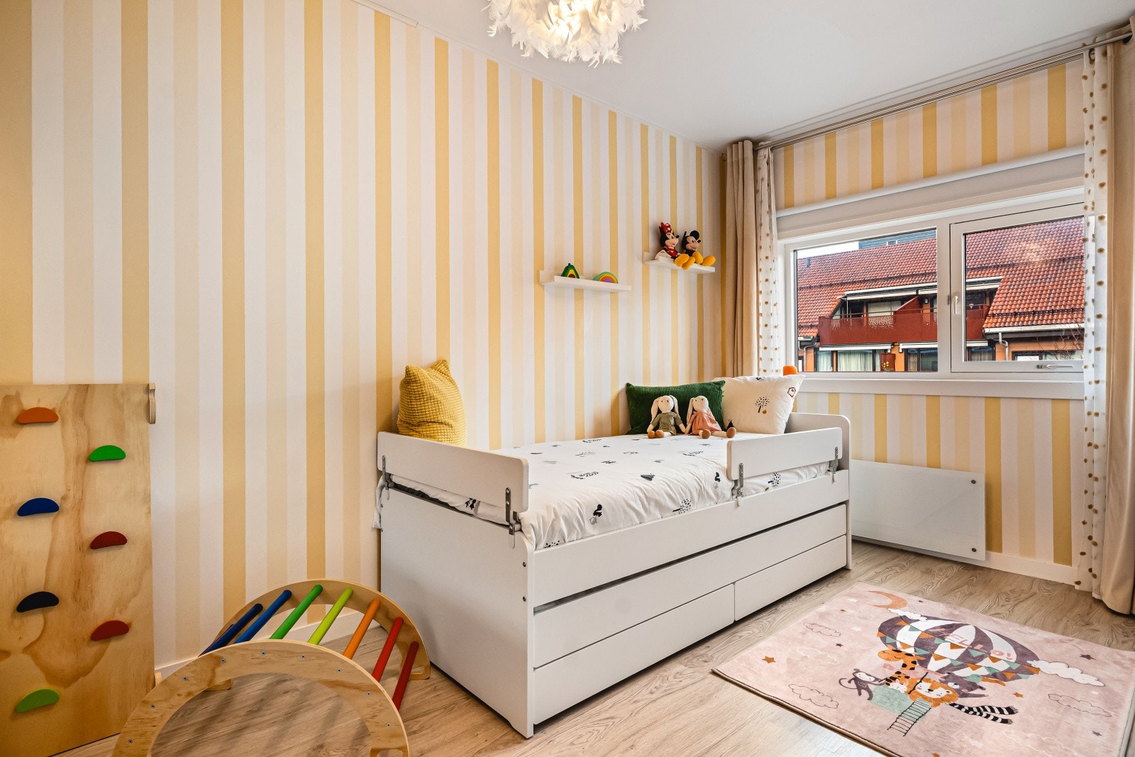 Vinduene slipper inn rikelig med naturlig lys. Nyere vinduer og panelovner holder godt på varmen. Galleribilde