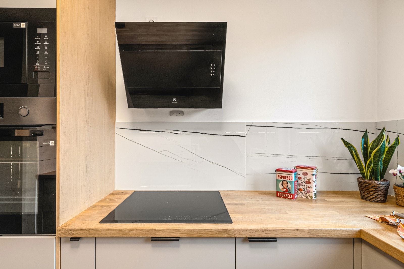 Kjøkkenplaten på vegg bak platetoppen gir en praktisk og enkel rengjøringsflate. Galleribilde