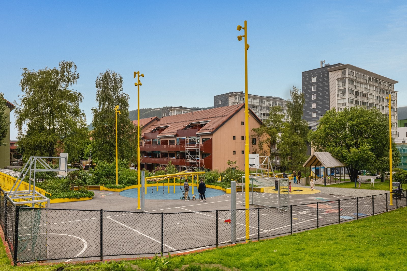 Nærområdet er barnevennlig og har kort avstand til barnehager og Ny Krohnborg skole, noe som gjør det ideelt for mindre familier. Galleribilde