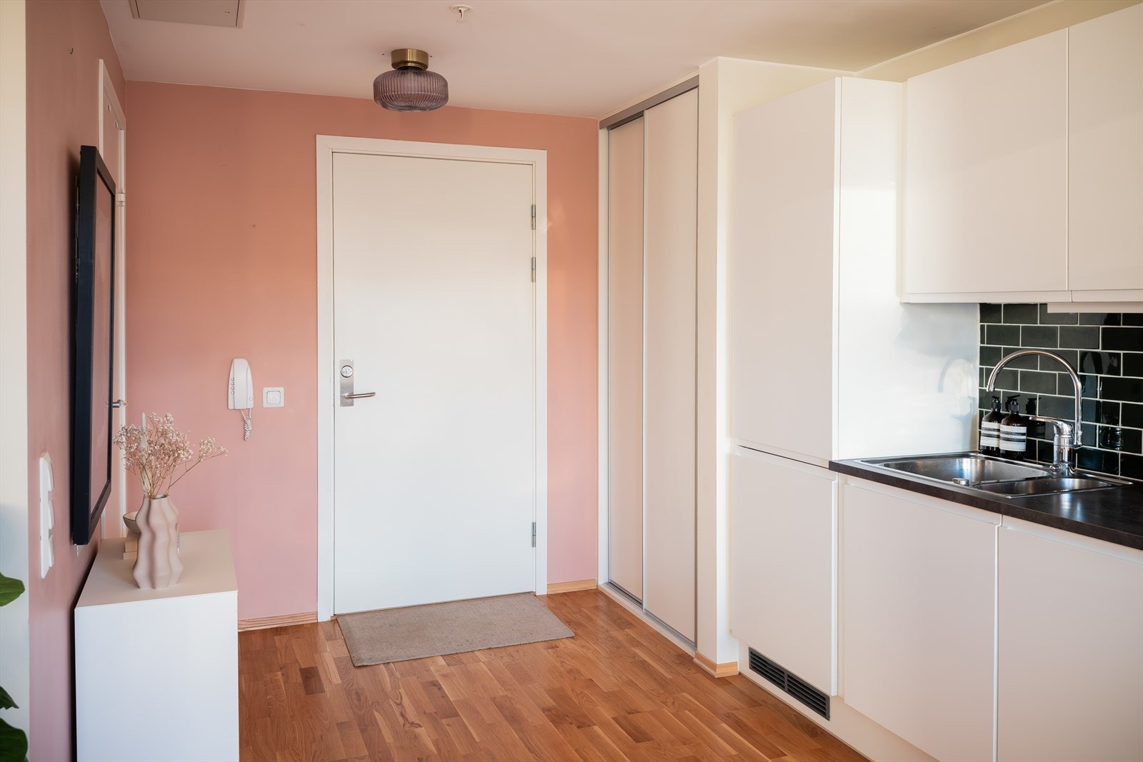 Innbydende entré med praktisk skyvedørsgarderobe - perfekt for lagring. Galleribilde