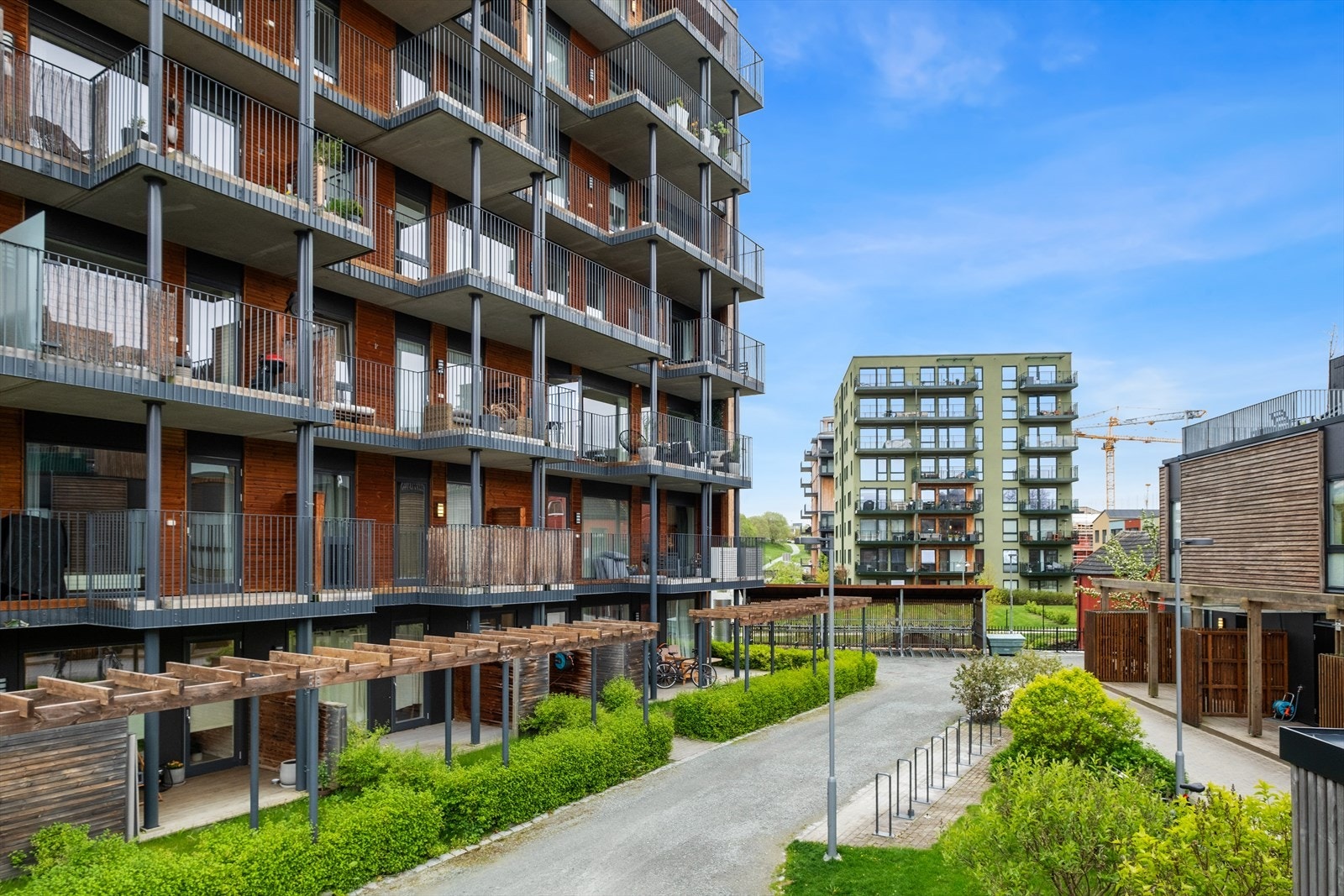 Like utenom får du frodige grøntarealer med gode fasiliteter for små og store, samt sykkelparkering. Galleribilde