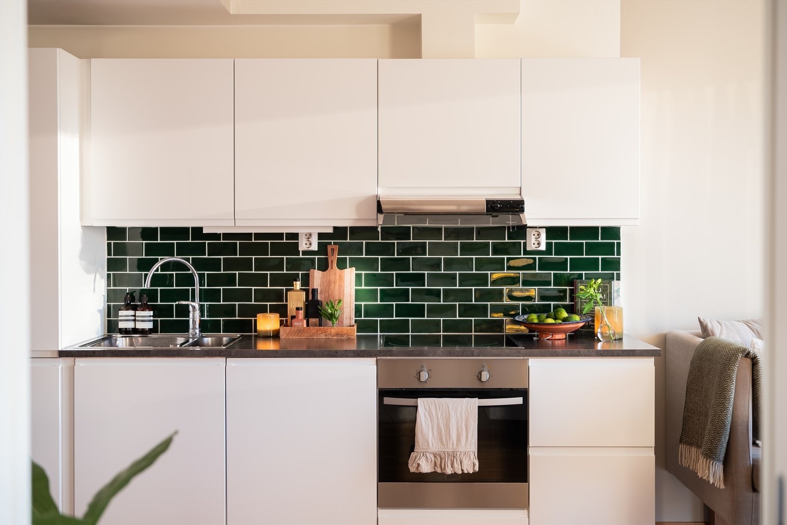 Kjøkkenet har integrerte hvitevarer som kjøl/fryseskap, oppvaskmaskin, platetopp og stekeovn. Galleribilde