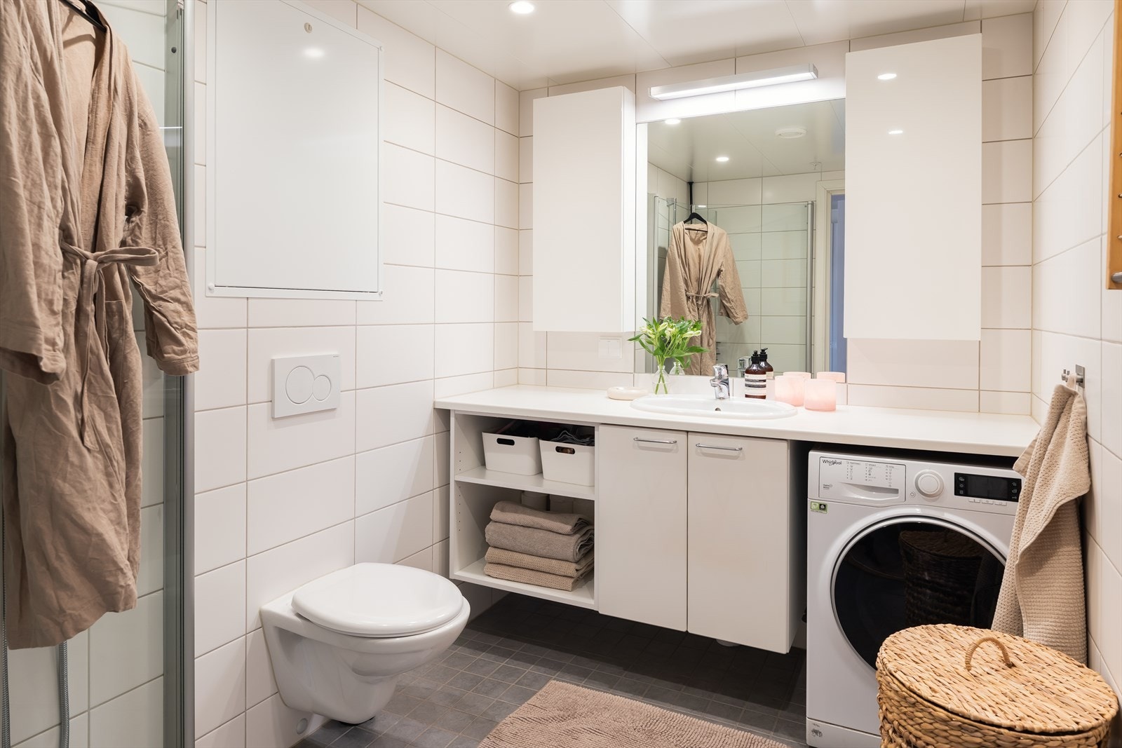 Pent og flislagt bad på 4,5m² med behagelig gulvvarme som varmekilde. Galleribilde