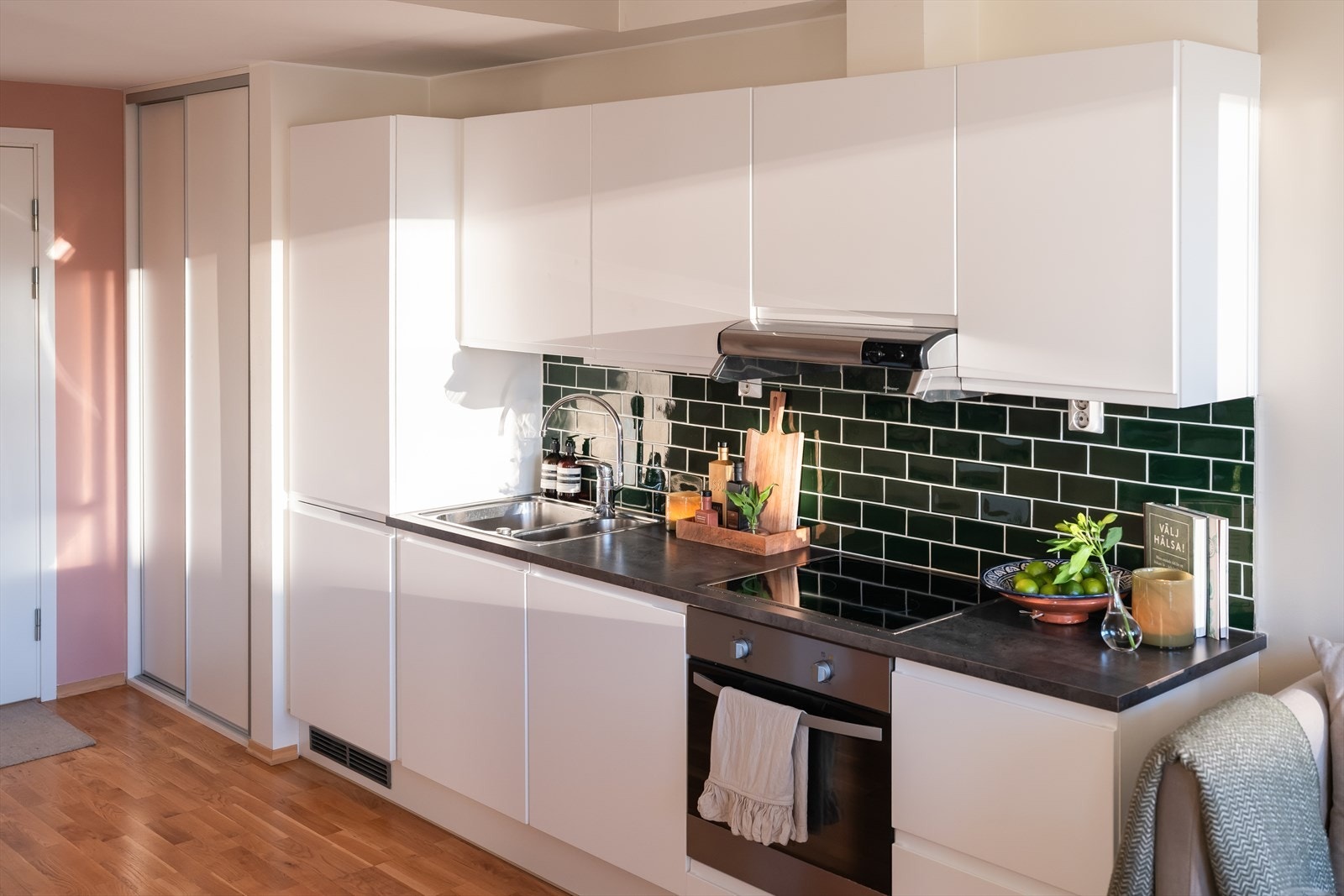 Stilrent og moderne kjøkken i tidløs utførelse, vurdert til TG1 av takstmann. Galleribilde