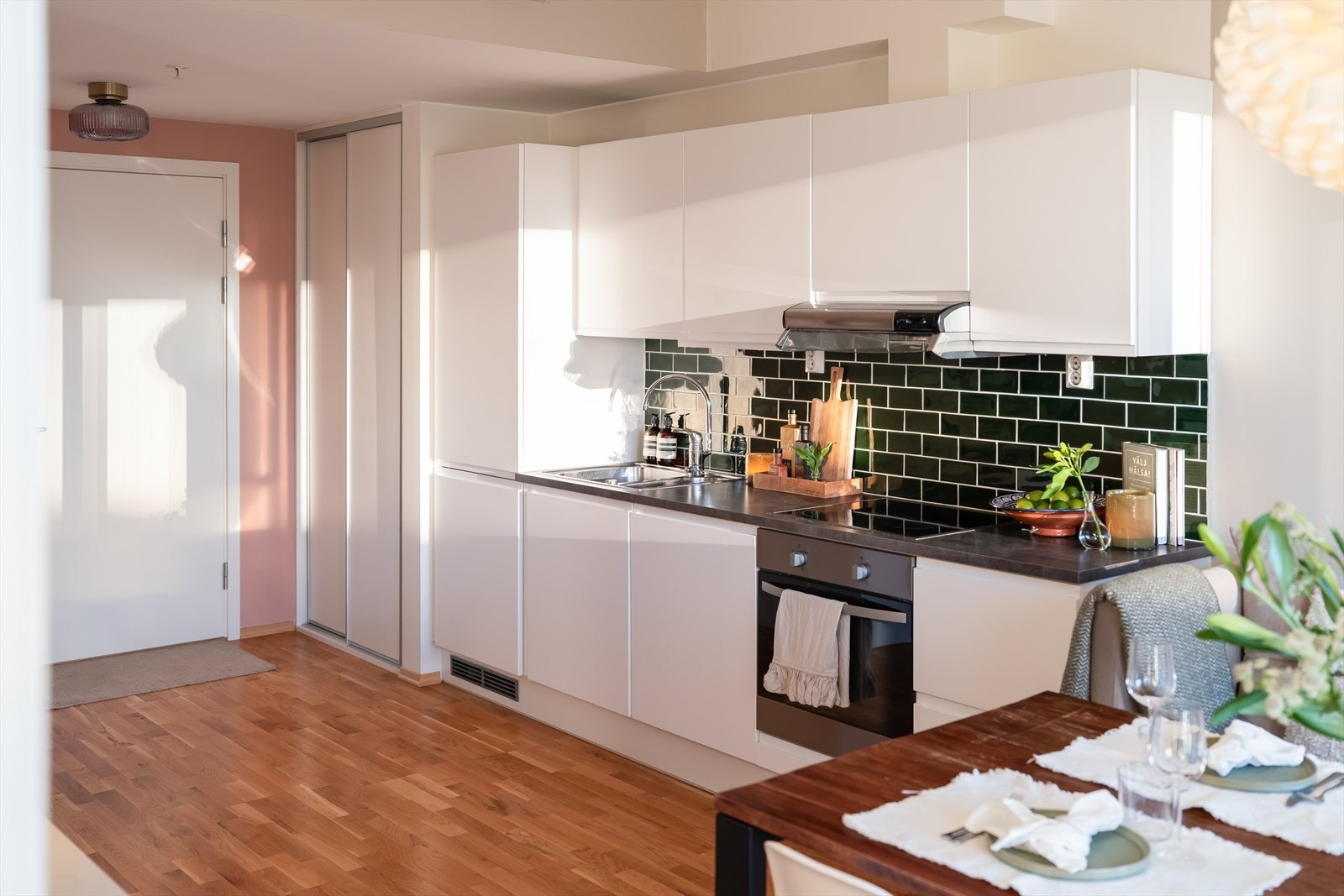 Leiligheten har alt av moderne kvaliteter som fjernvarme, balansert ventilasjon og heis i bygget. Galleribilde