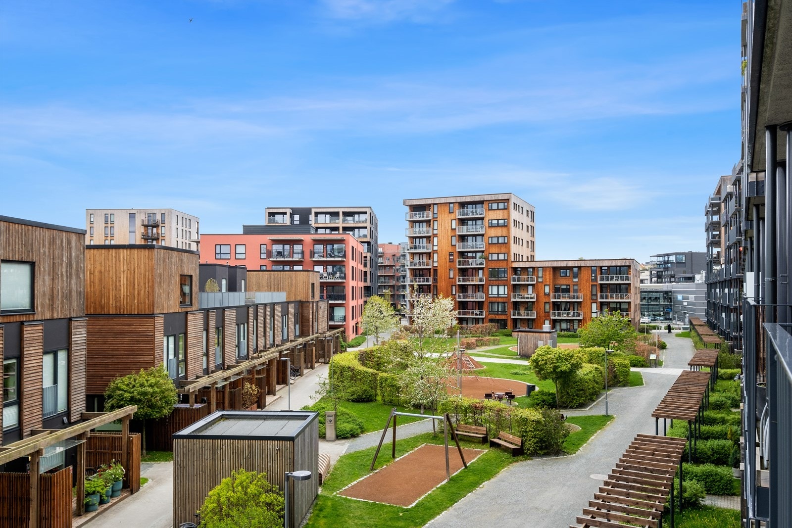 Den attraktive beliggenheten på Lilleby byr på umiddelbar nærhet til alt av servicefasiliteter som blant annet treningssenter, shoppingsenter, dagligvarer og turmuligheter på Ladestien. Galleribilde