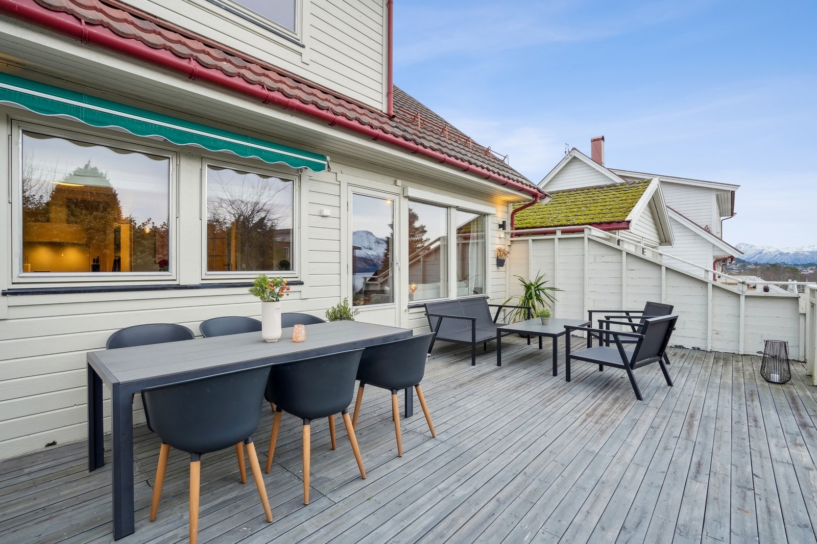 Terrassen er sydtvendt med gode solforhold. Levegg og solskjermingen sørger for fin skjerming. Galleribilde