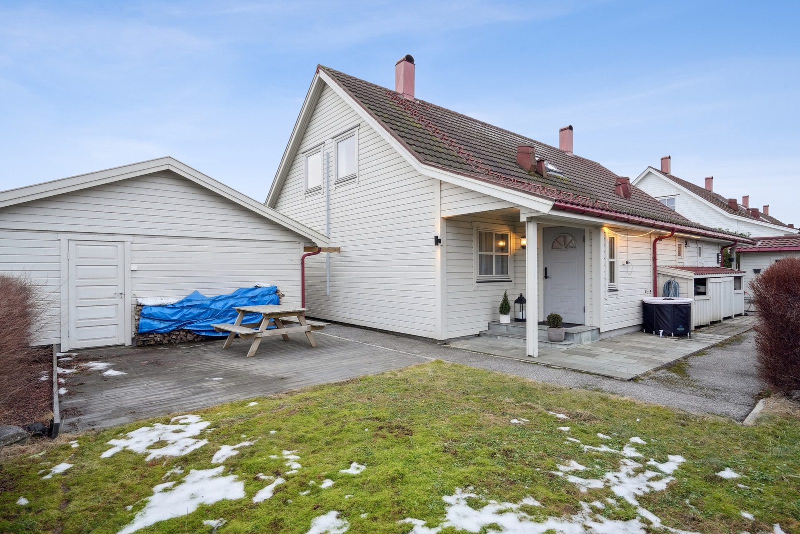 På østsiden av boligen er det skjermet grøntareal og terrasse. Galleribilde