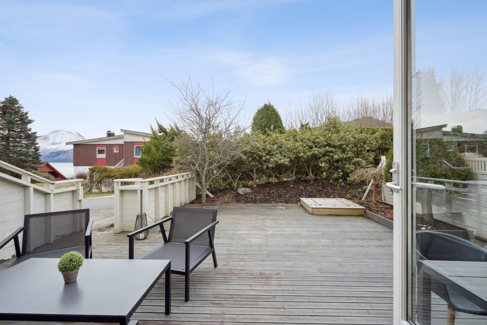 Fra stuen er det utgang til en solrik terrasse på ca. 47 kvm. Galleribilde