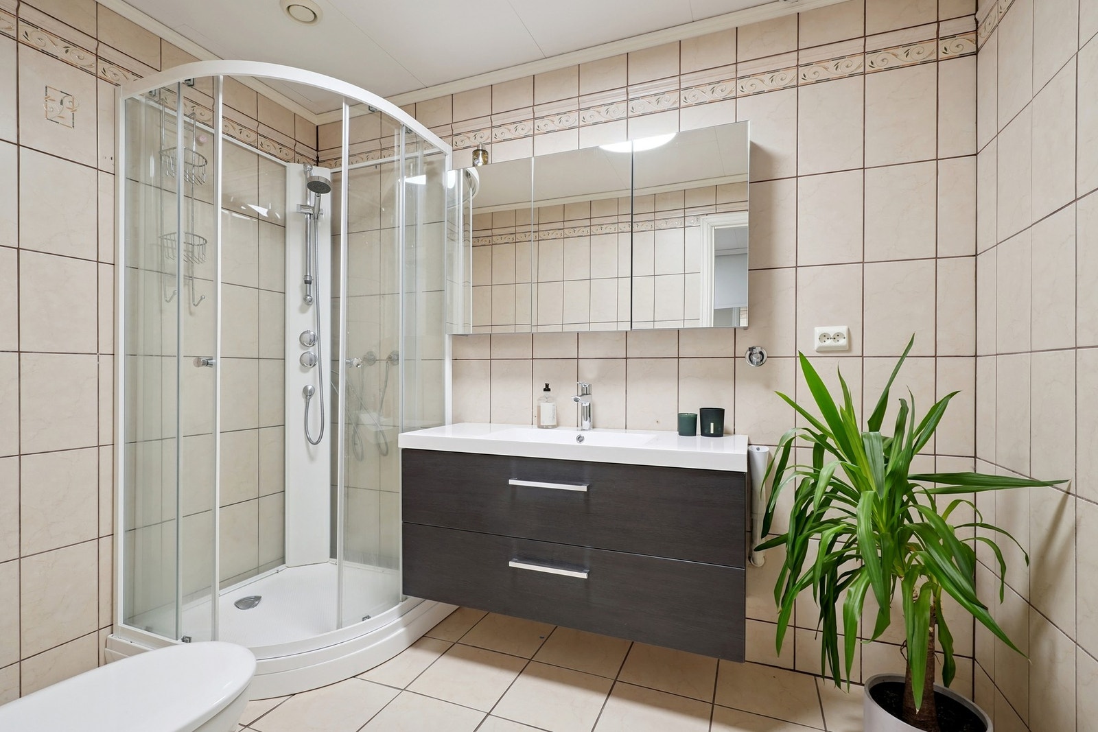 Helfliset bad med elektriske varmekabler. Innredet med servantinnredning, speilskap - Galleribilde