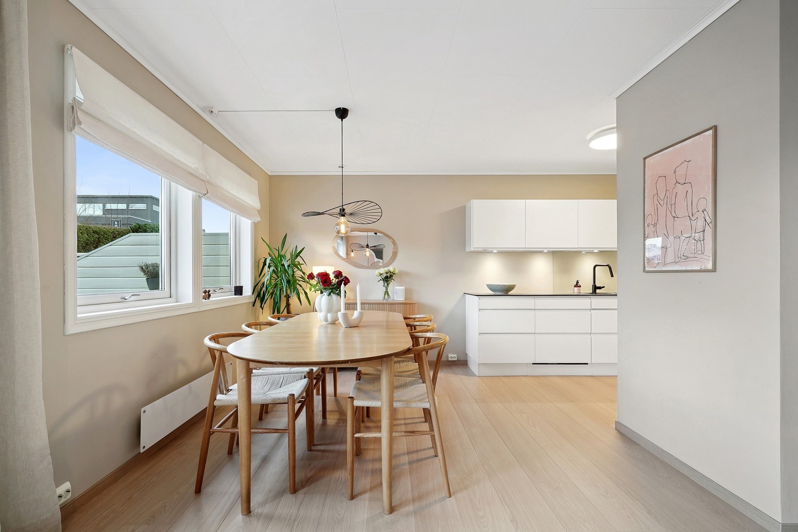 Åpen og innbydende spiseplass med moderne uttrykk. Galleribilde