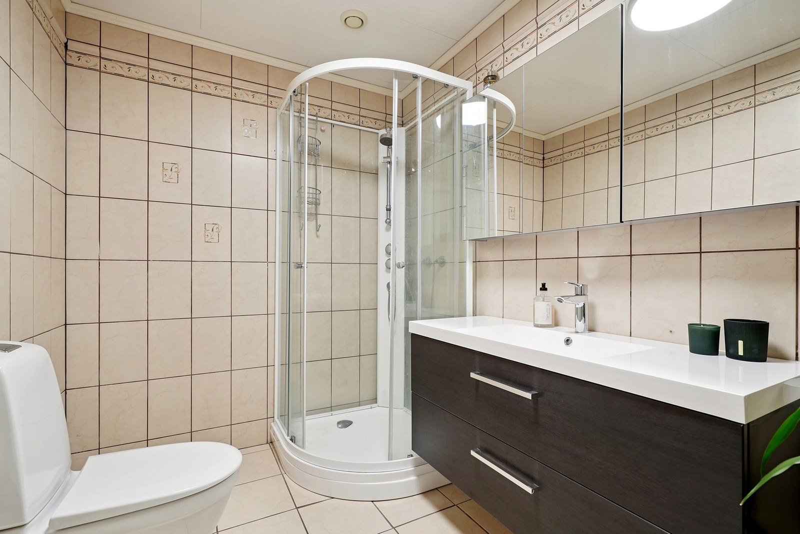 - dusjkabinett og toalett. Galleribilde