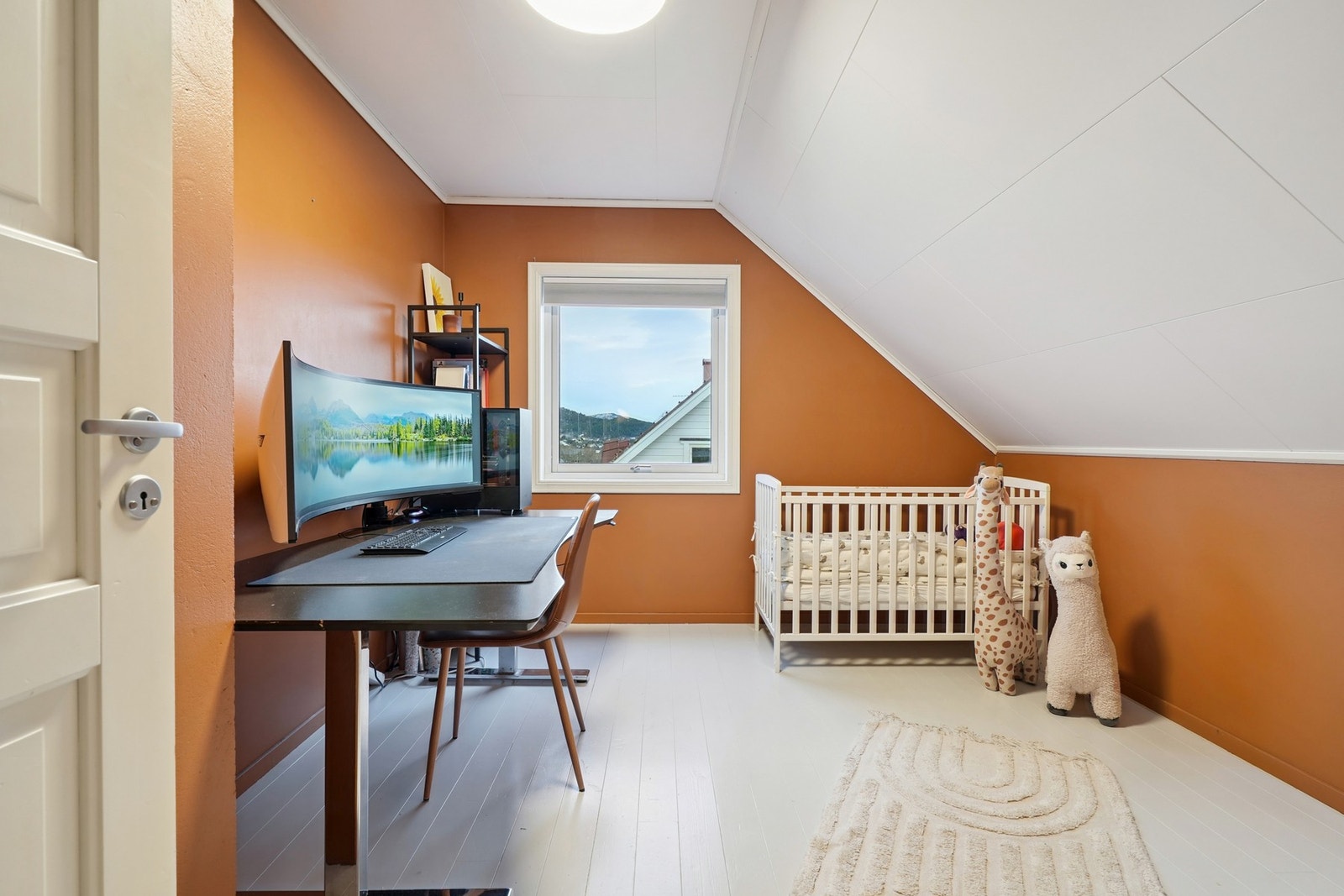 Soverom nr. 3 har et romslig areal på ca. 9,6 kvm, og passer utmerket som barnerom eller kontor. Galleribilde
