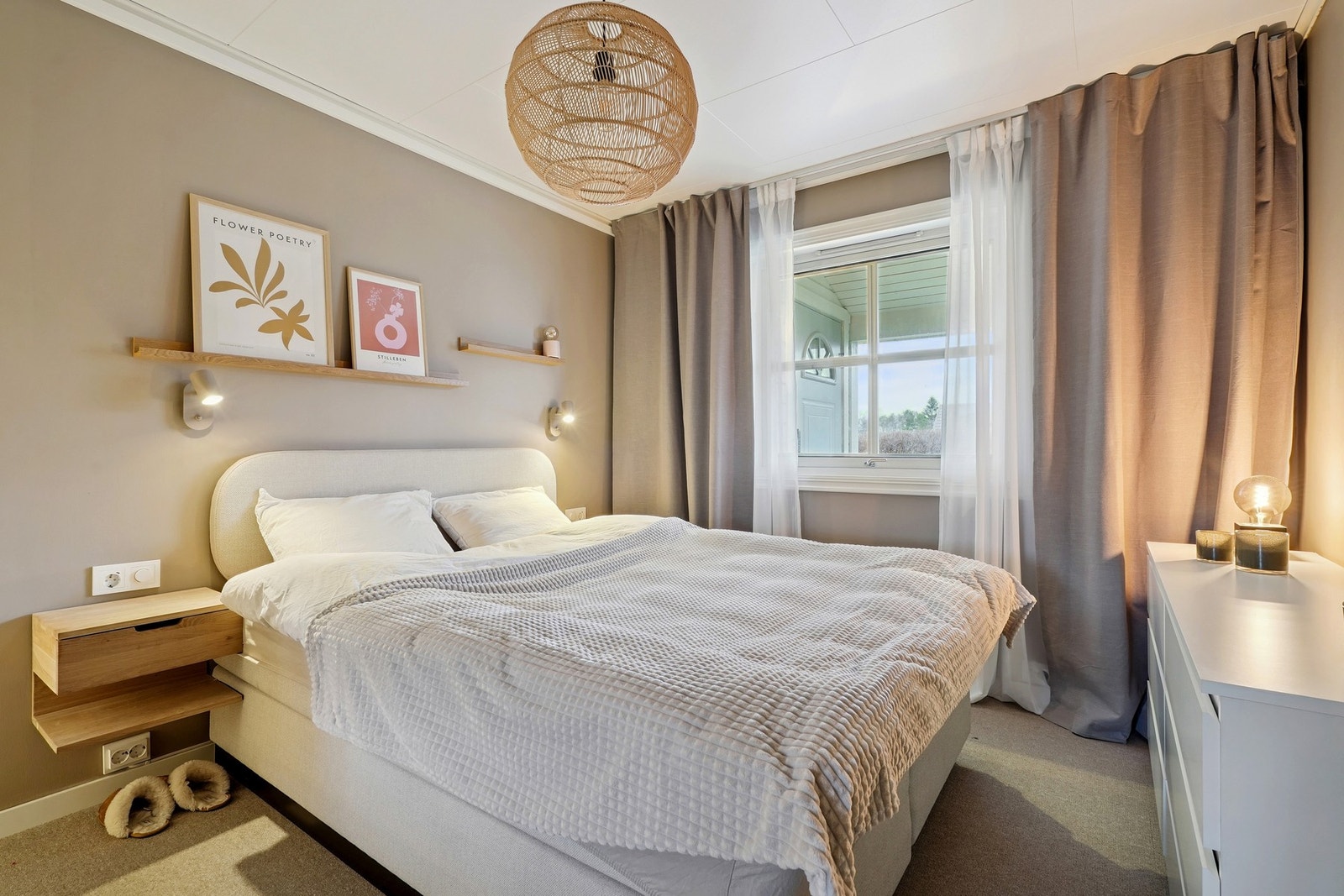 Det er tre soverom i boligen. Hovedsoverommet er på ca. 11 kvm. Galleribilde