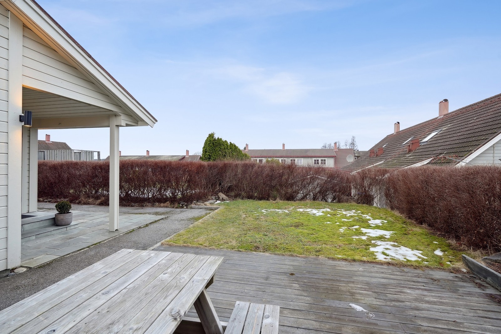 Terrassen har et areal på ca. 22 kvm, og her nyter du morgensolen og tidlig formiddagssol. Galleribilde