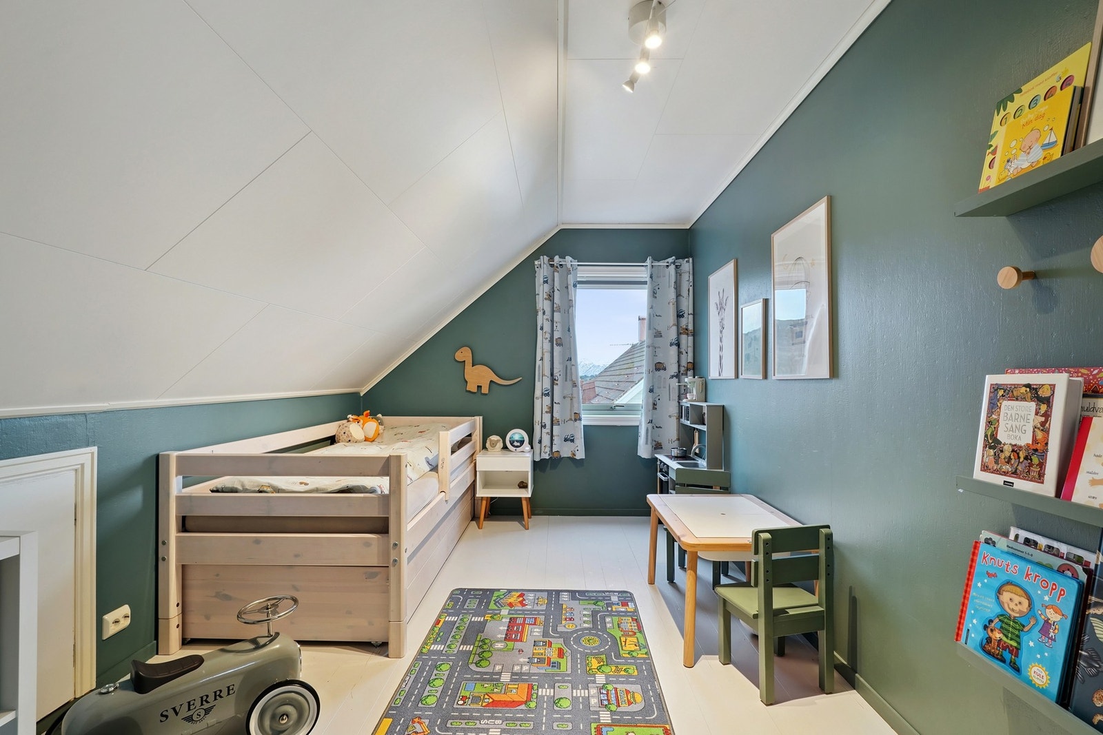 Soverom nr. 2 har et areal på ca. 8,8 kvm og er malt i en behagelig grønntone. Galleribilde