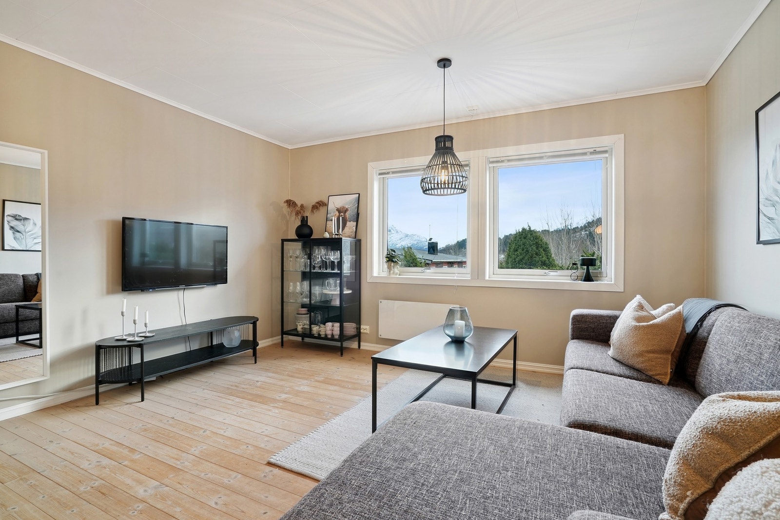 Stuen i 2 etasje er et allsidig allrom som passer for ungdommen i familien. Galleribilde