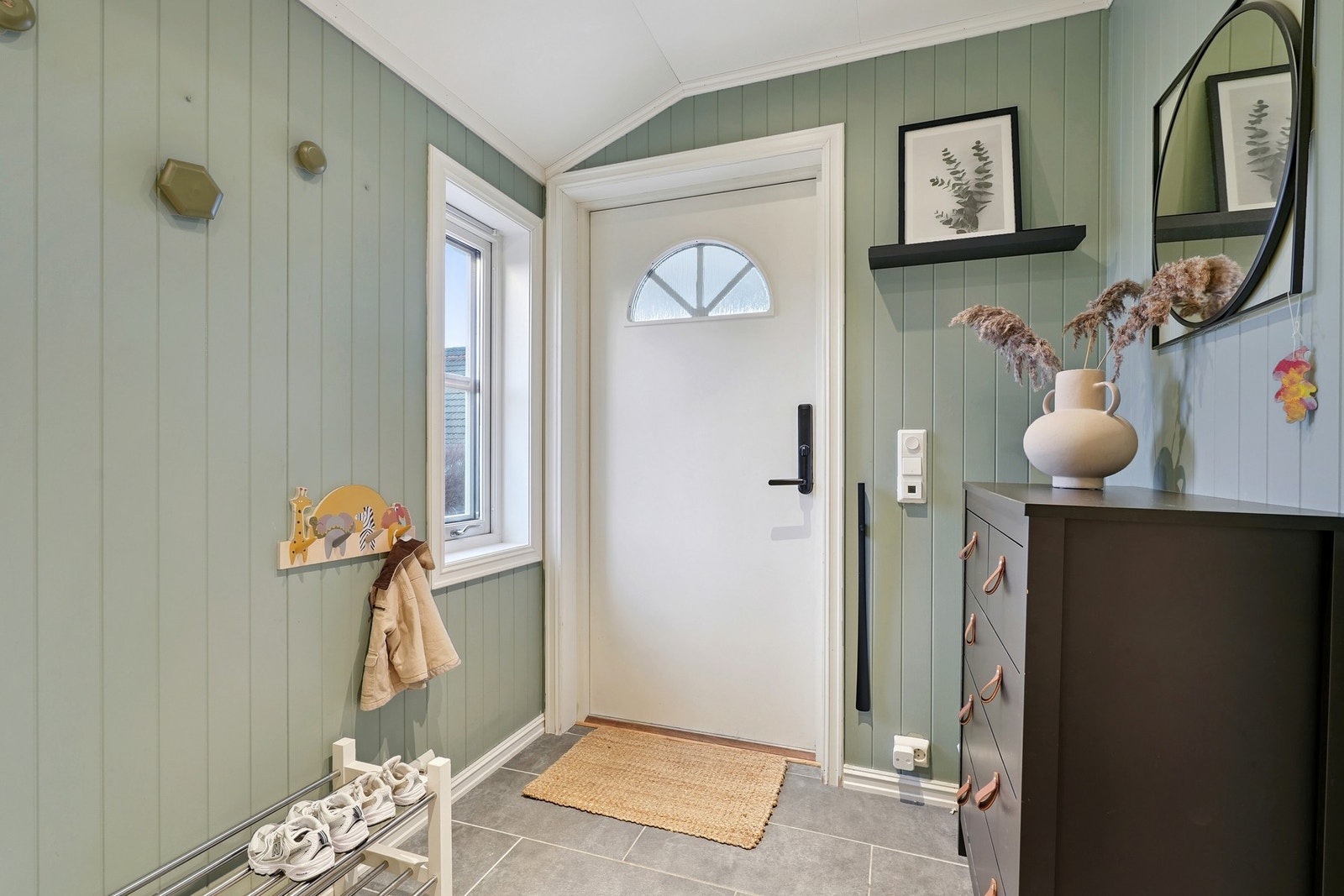 Hyggelig entré med elektriske varmekabler i gulvet. Velkommen inn! Galleribilde