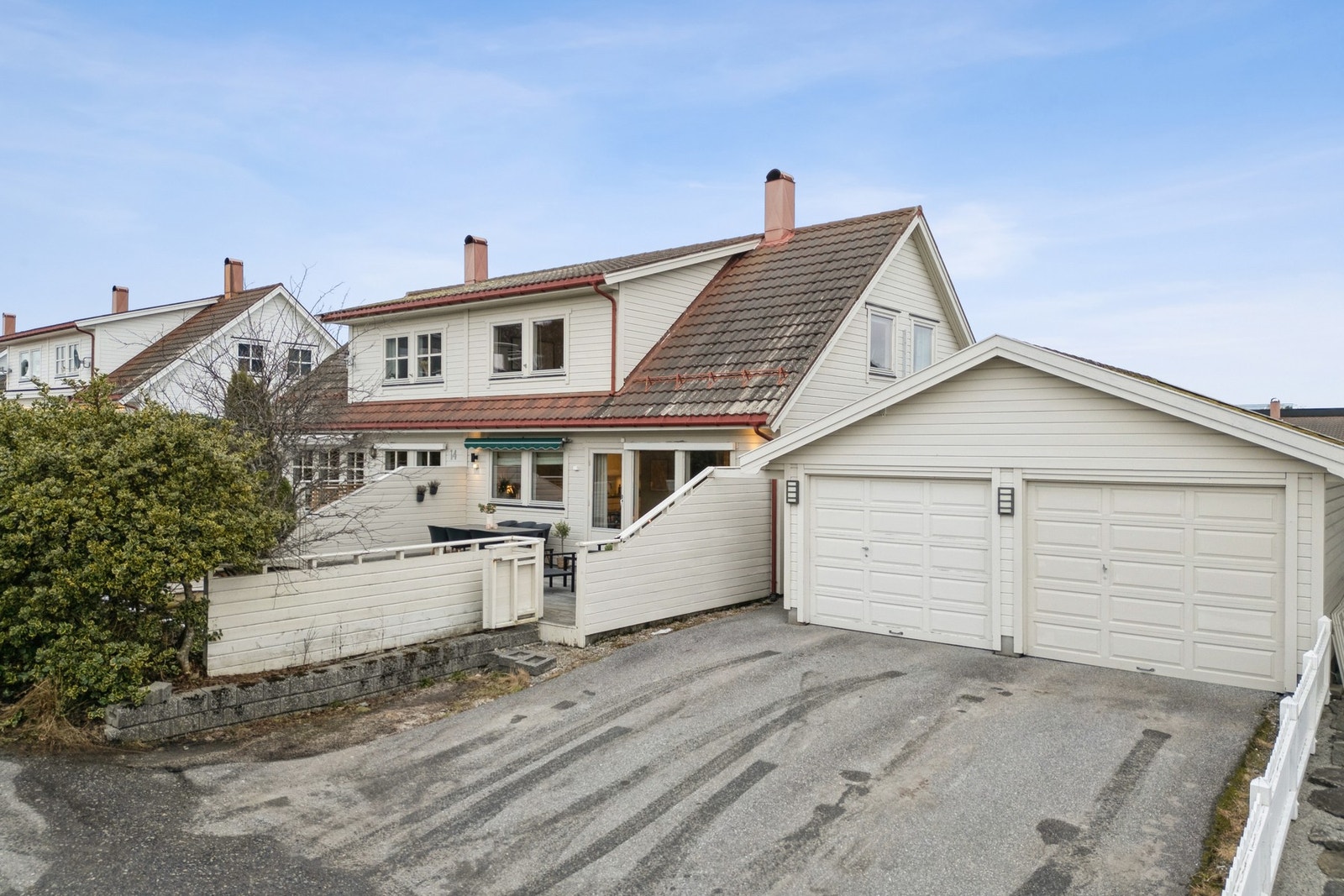 Bilen kan parkeres i halvpart av carport. Velkommen til visning! Galleribilde