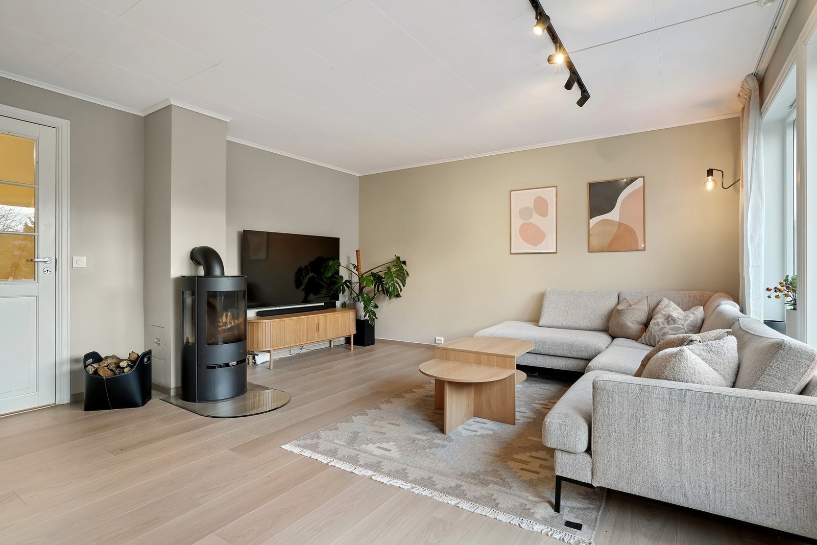 I stuen har man god plass til å innrede med ønsket sittegruppe og ønsket møblering. Galleribilde