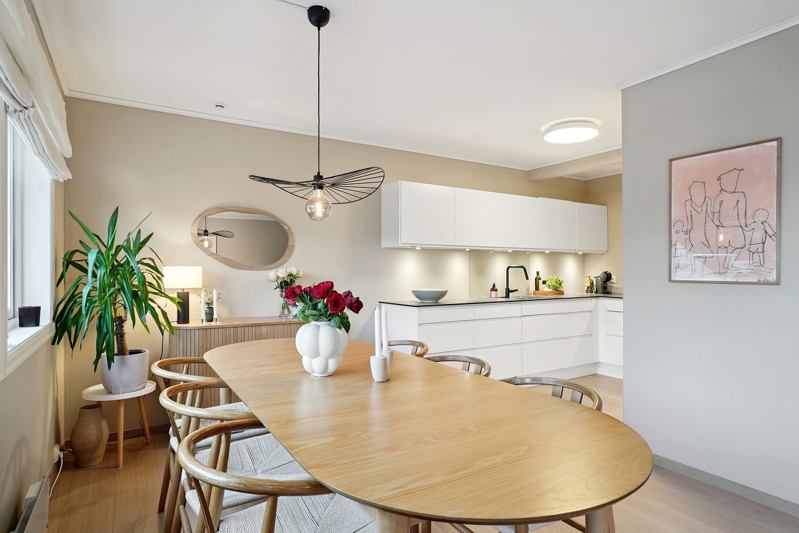 Her holder man kontakten med familien og gjestene mens maten lages. Galleribilde