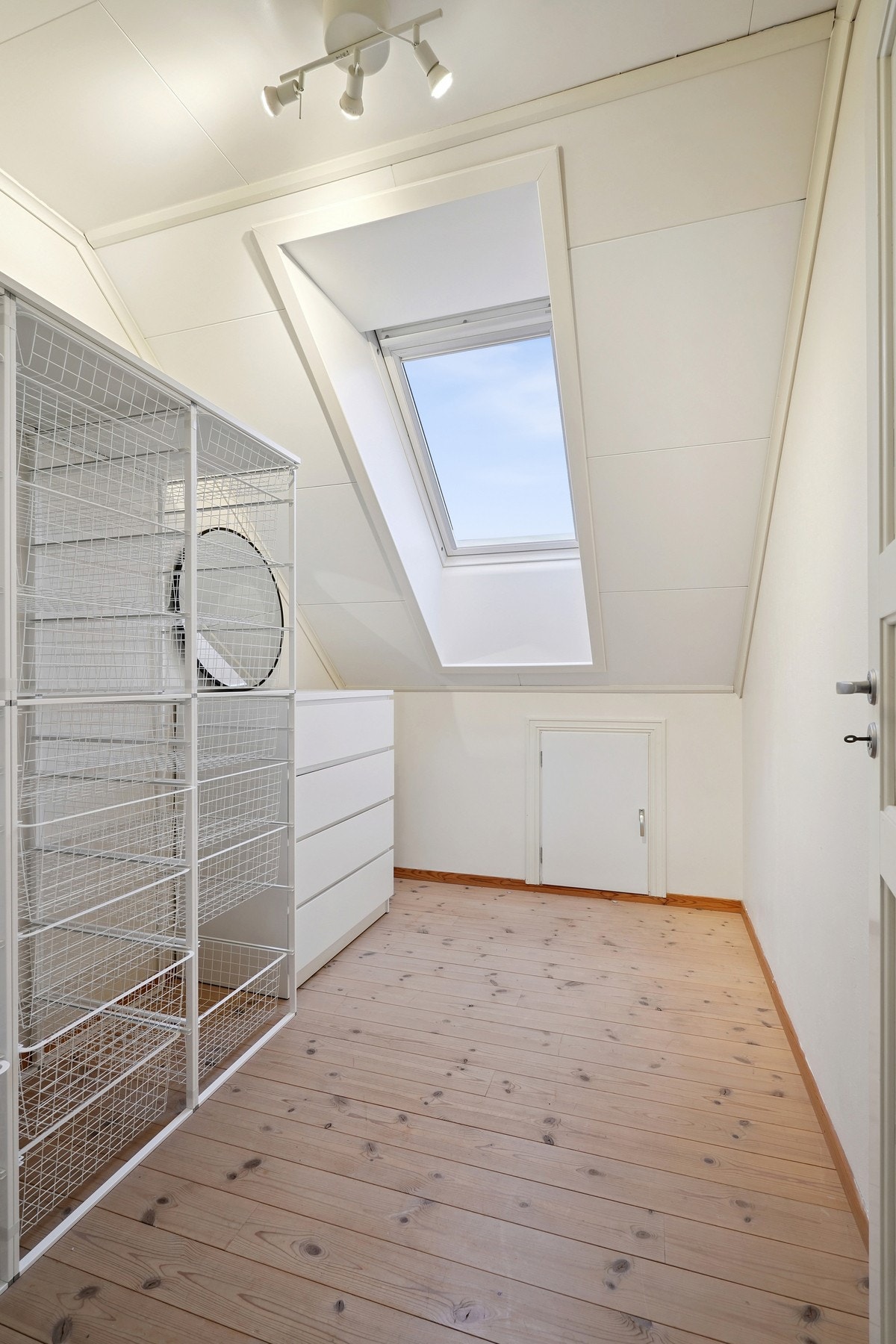 Innvendig bod på ca. 4,2 kvm. Galleribilde