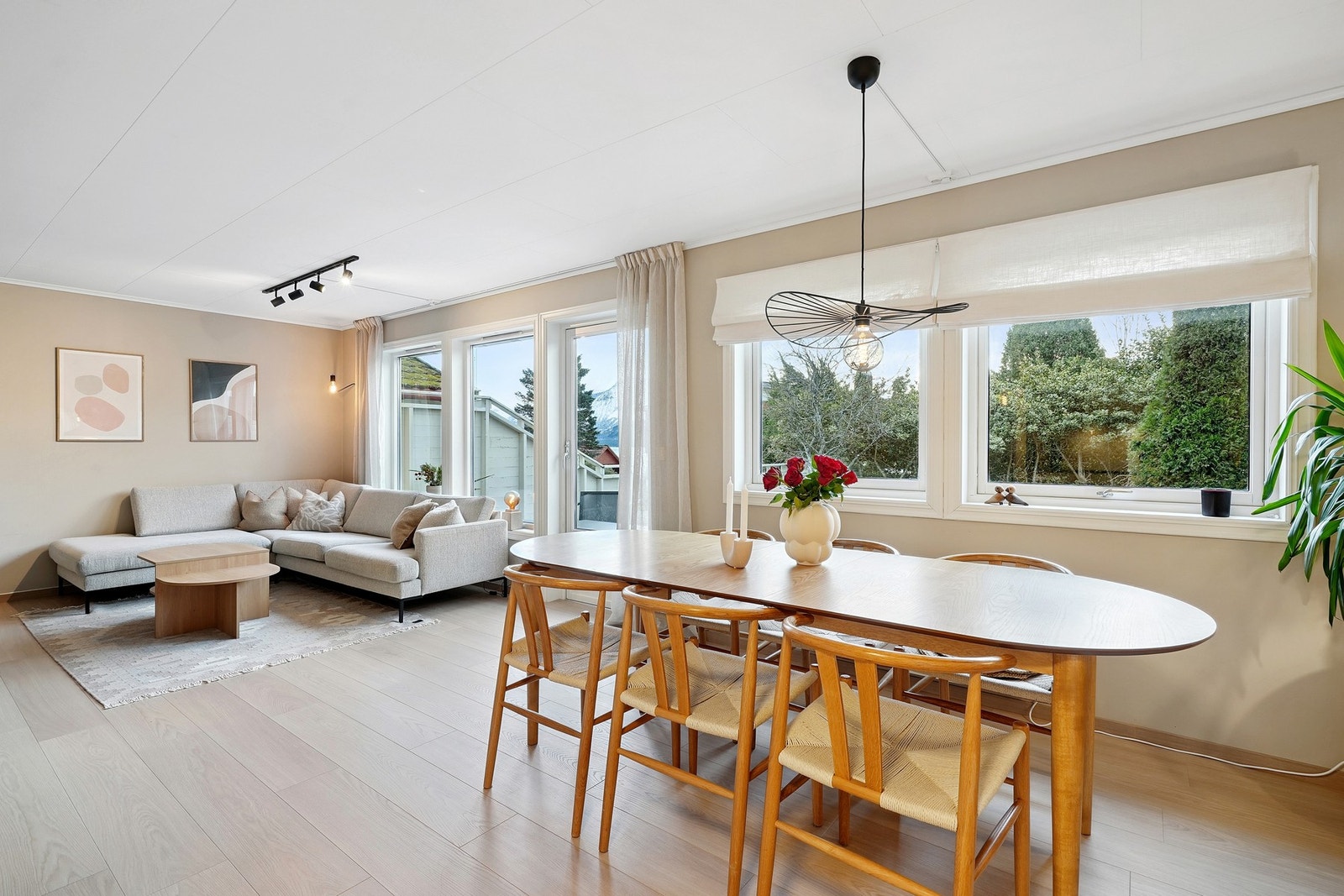 Fargevalget er moderne og gulvflatene er belagt med slitesterk laminat fra 2025. Galleribilde