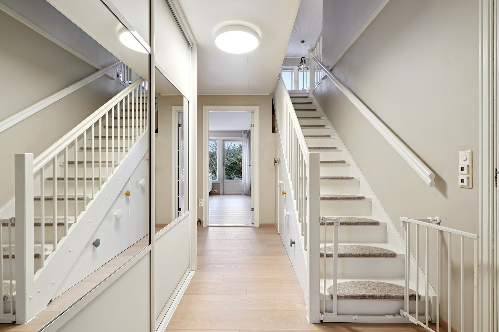 I gangen er det en stor garderobe med skyvedører for oppbevaring. Vi beveger oss videre opp til 2.etasje. Galleribilde