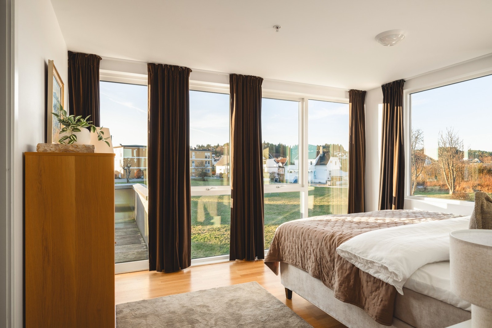 Hovedsoverommet er svært behagelig med både walk-in closet og eget bad. Direkte utgang til terasse mot sør. Galleribilde