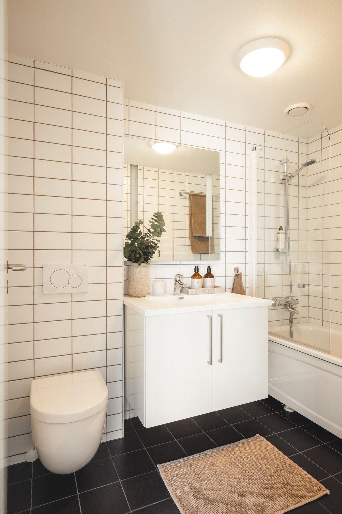 Bad nummer to i samme utførelse som hovedbad. Fliser på vegg og gulv med varmekabler. Galleribilde