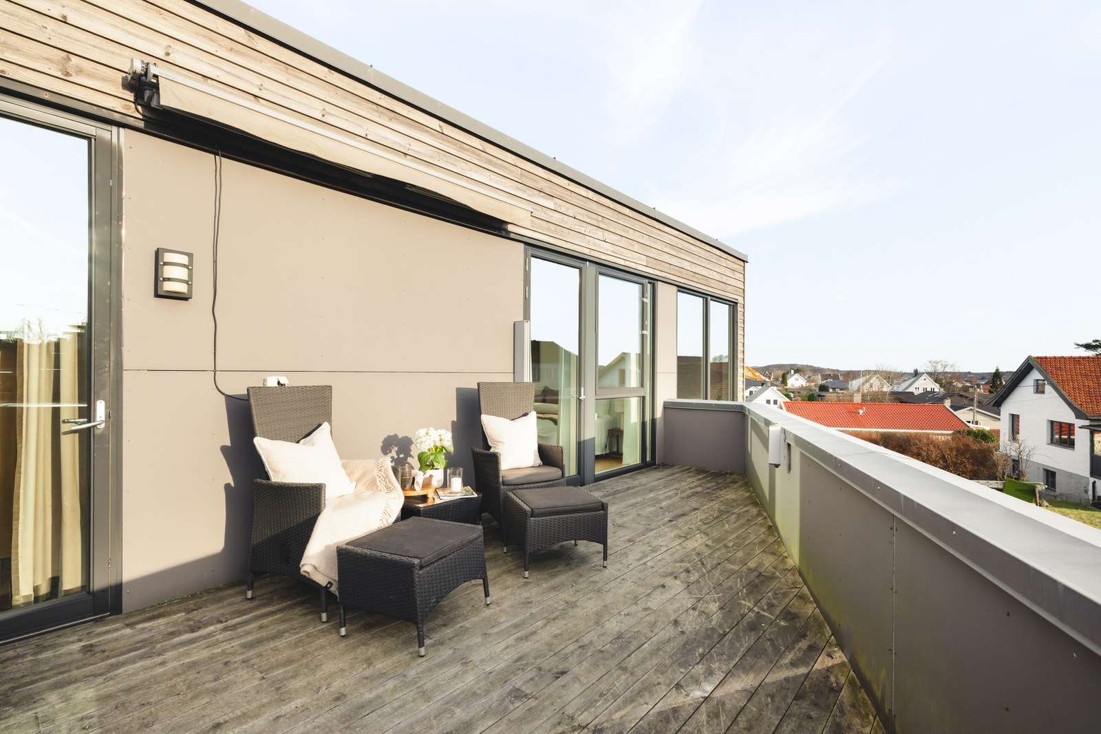 Usjenert og deilig terrasse mot sør og Fosenmarkå på 17 kvm. Galleribilde