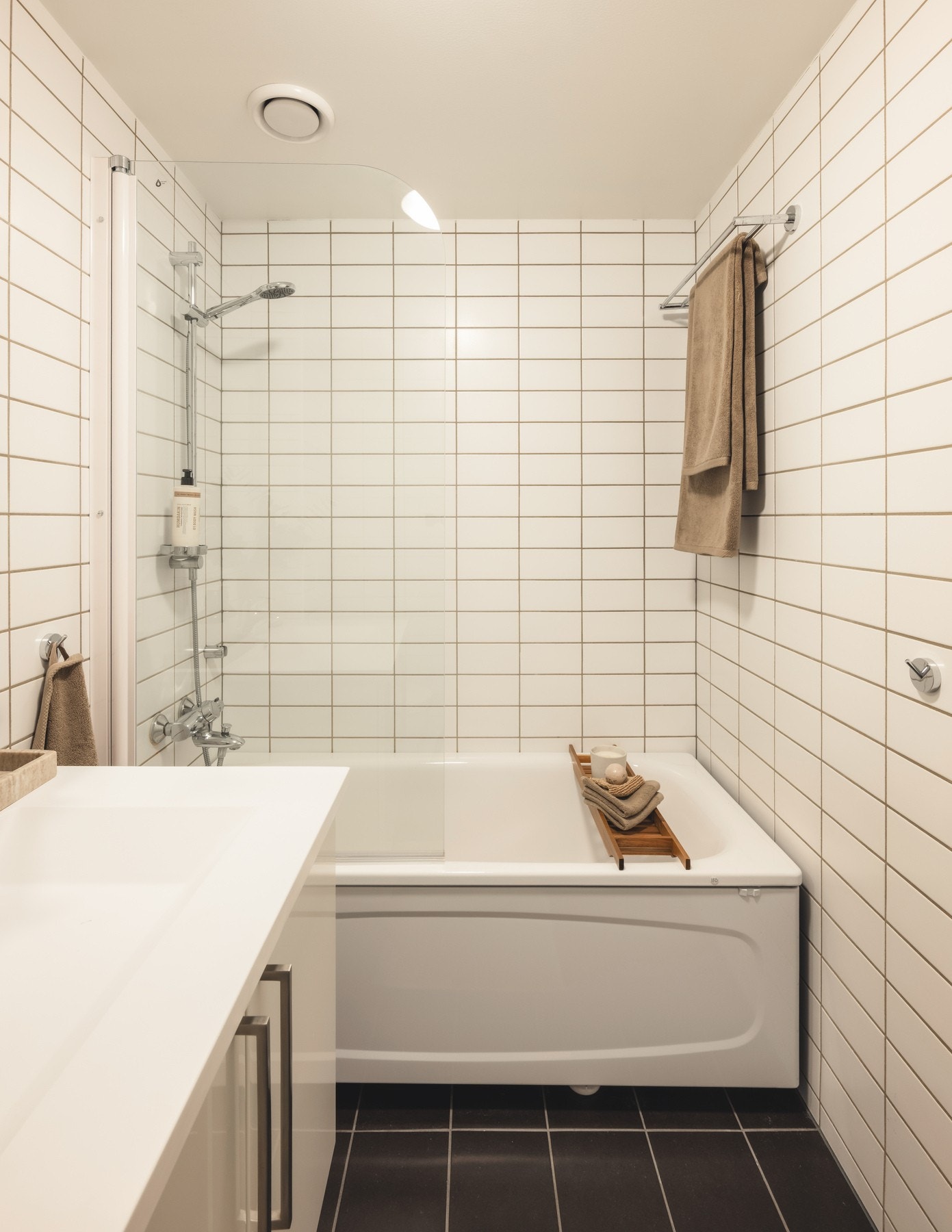 Innredet med servant, vegghengt toalett og badekar. Galleribilde