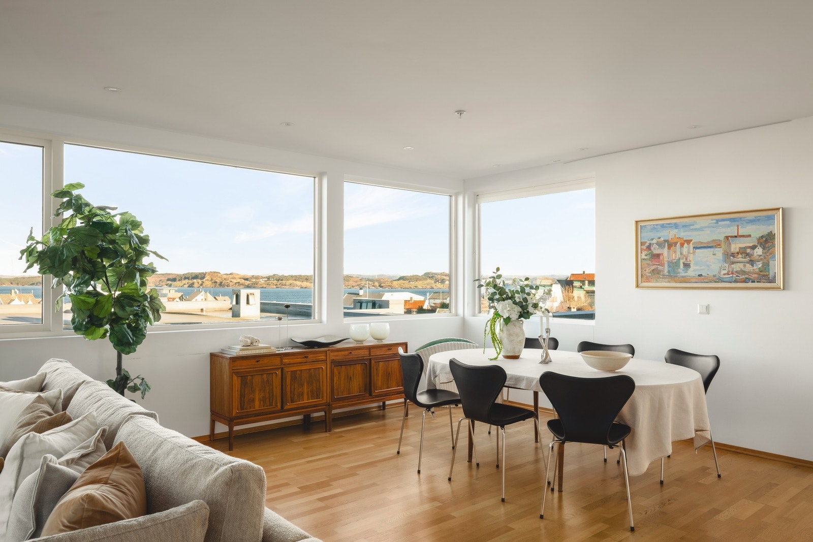 Stuen er romslig og det er god plass til å dekke til mange. Galleribilde