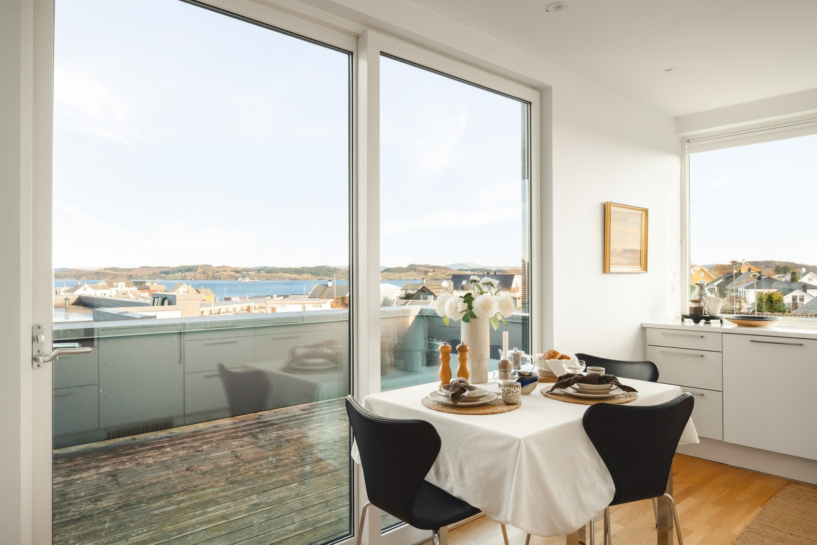 Her er plass til et hyggelig spisebord hvor en kan nyte morgen kaffen og utsikt over Karmsundet. Galleribilde