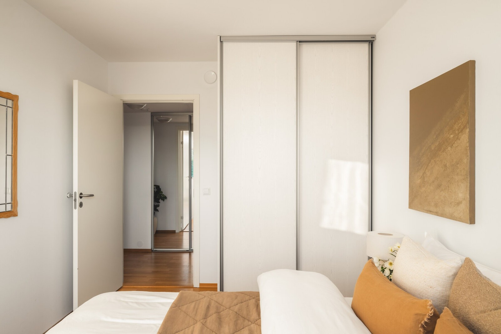 Soverom nummer to er innredet med skyvedørsgarderobe. Galleribilde