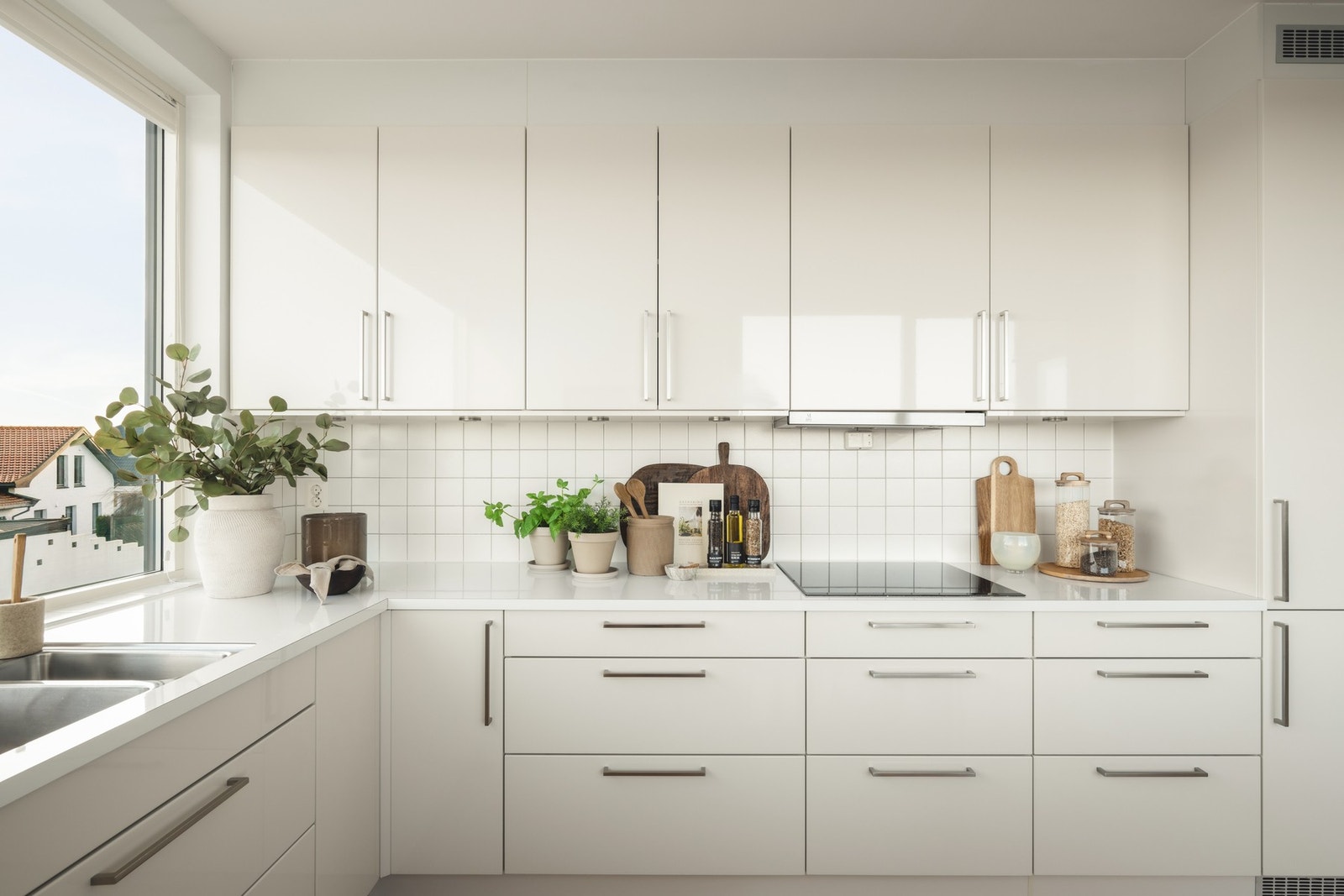 Rikelig med oppbevaringsplass i både tak høye skap og flere skuffer. Galleribilde