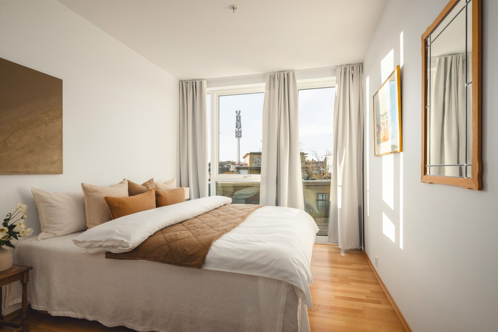 Soverom nummer to er romslig, med utgang til terrasse mot sør. Galleribilde