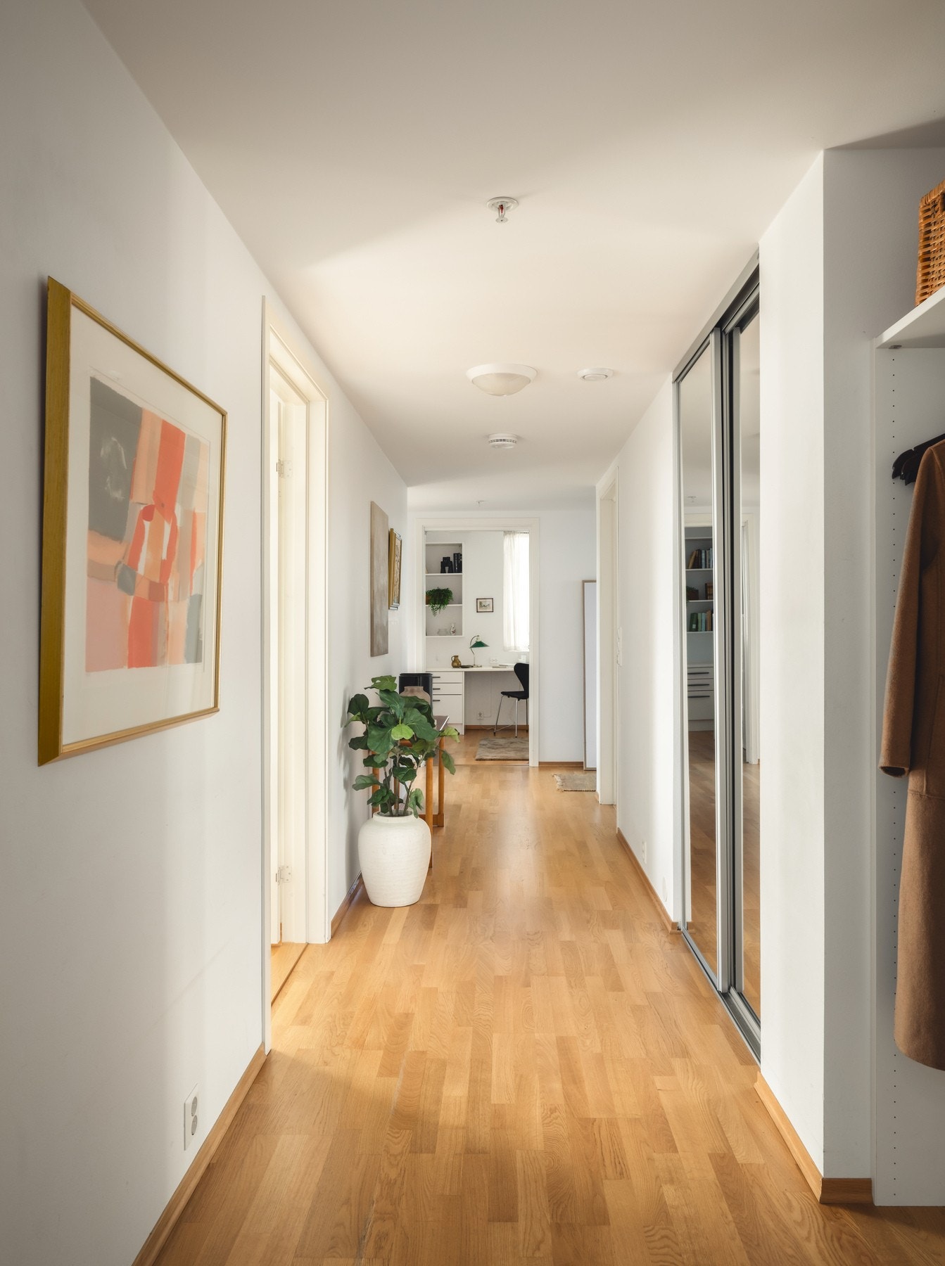 Romslig entre med skyvedørsgarderobe og god plass til å henge fra seg yttertøy og sko. Galleribilde