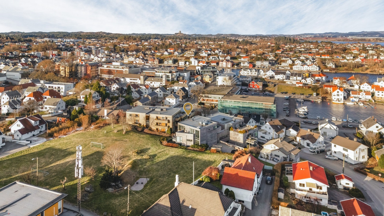 Gangavstand til Kopervik sentrum, og det aller meste byen har å tilby. Galleribilde