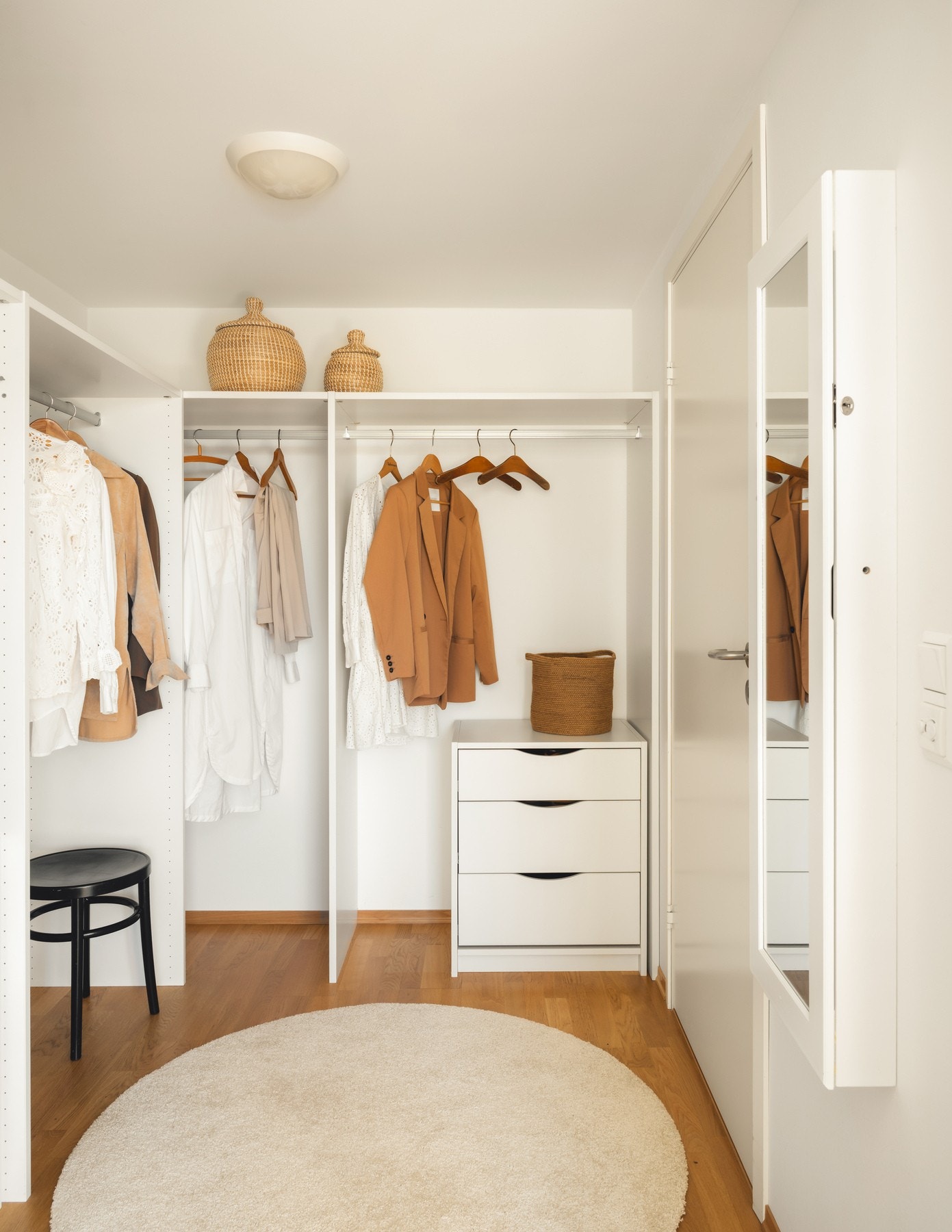 Walk-in closet for orden og system. Galleribilde