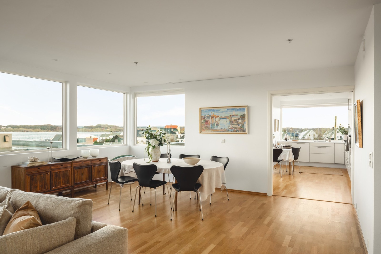 Stuen er utformet med flere praktiske møbleringssoner. Galleribilde