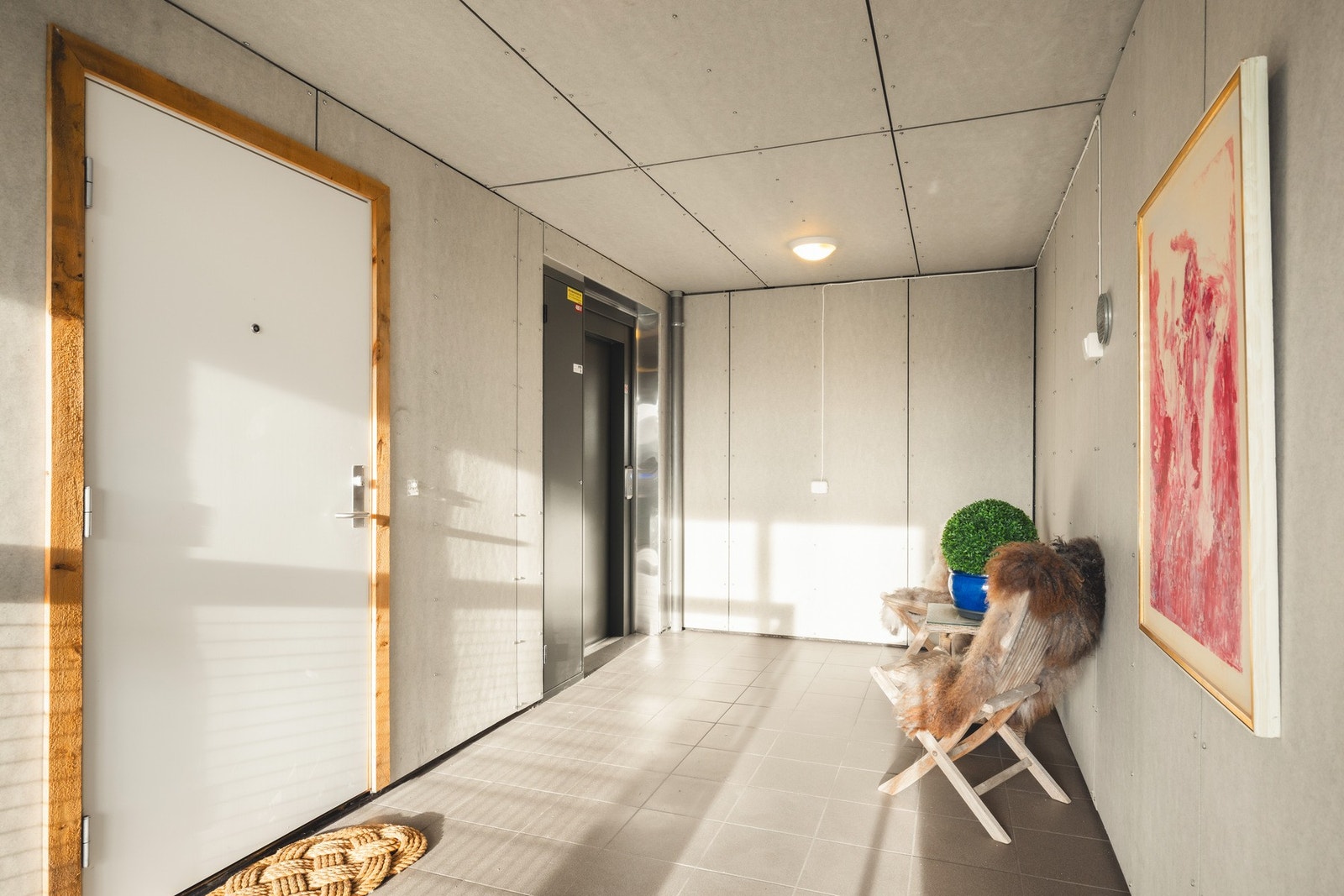 Inngangsparti hvor det kjennes godt og trygt å komme hjem
Heis tar deg opp til leiligheten. Galleribilde
