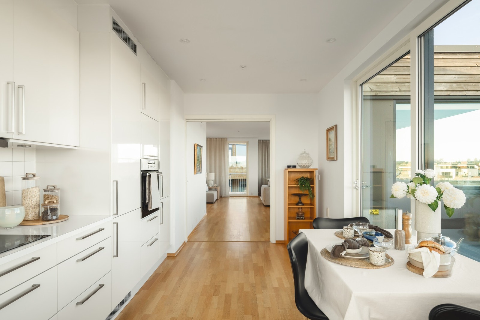 Fra kjøkken er det adkomst til romslig terrasse mot nord via store skyvedører. Galleribilde