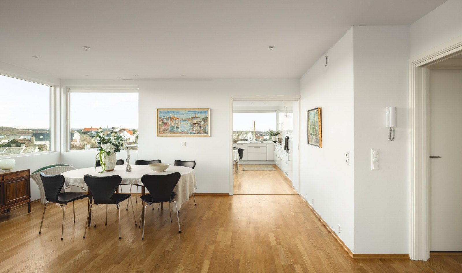 Kjøkkenet er praktisk plassert i enden av stue og spisestue. Galleribilde