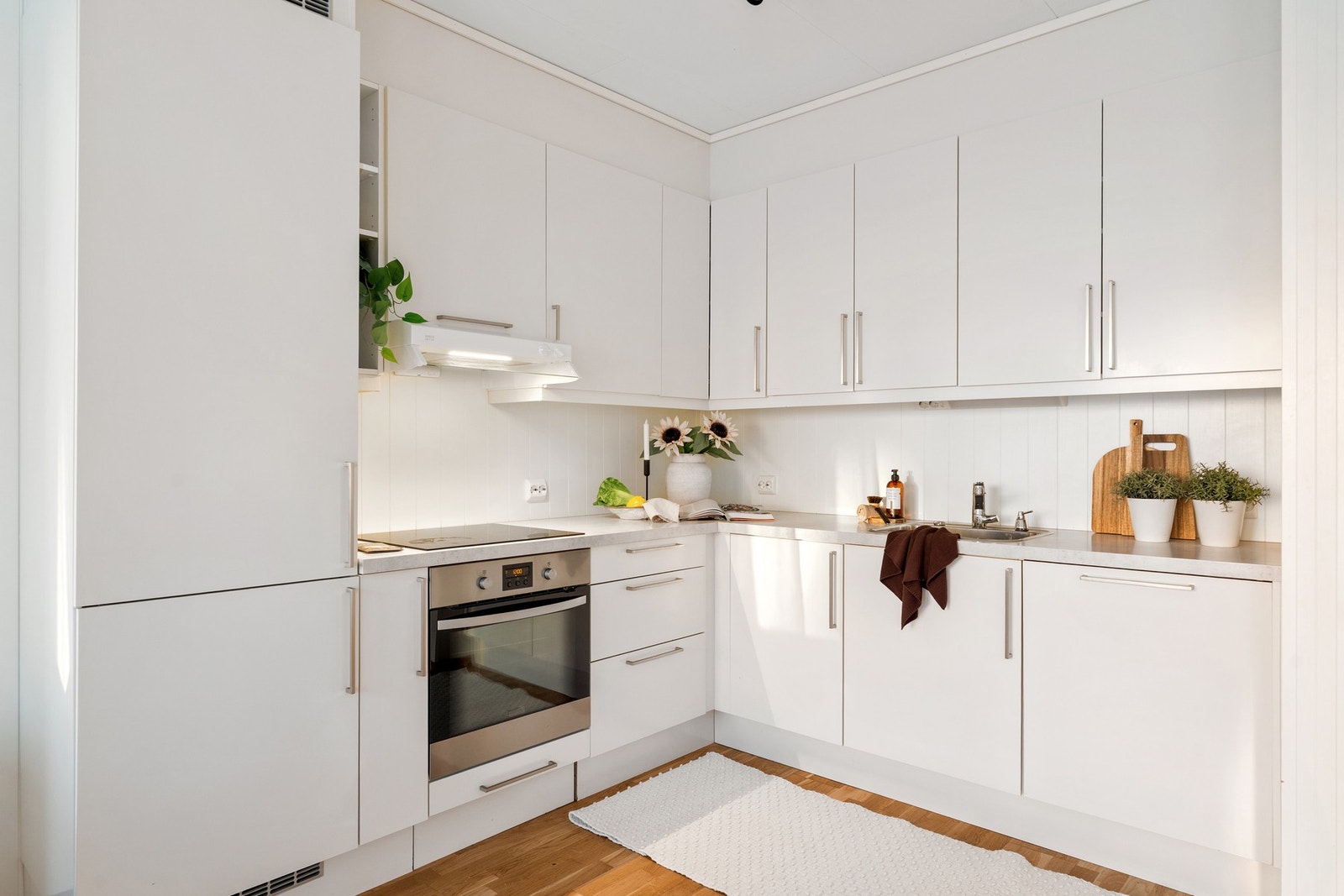 Kjøkkenet har integrerte hvitevarer. Galleribilde